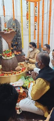 प्रधानमंत्री नरेंद्र मोदी जी के स्वस्थ व दीर्घायु के कामना हेतु महादेव घाट रायपुरा रायपुर में महाअभिषेक। हर हर महादेव।