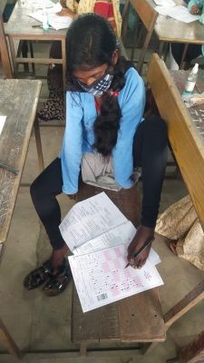 तरक्की में आड़े नहीं आई दिव्यांगता, पैरों से लिखती बालिका 