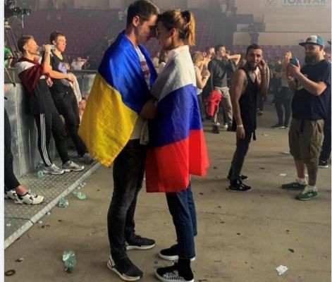 यूक्रेन के झंडे में लिपटा एक आदमी रूसी झंडा पहने एक महिला को गले लगाता है। आइए हम युद्ध और संघर्ष पर प्रेम, शांति और सह-अस्तित्व की जीत की आशा करें।