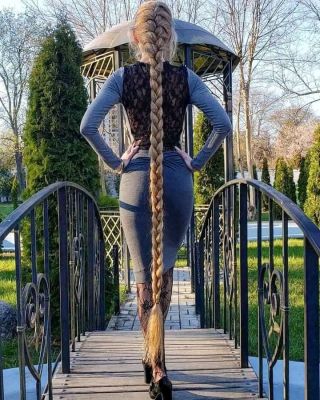 ओडेसा की यूक्रेनी सुंदरी एलोना क्रावचेंको पांच साल की उम्र से ही अपने बाल बढ़ा रही है - वह अब 34 साल की है, और वह 1.8 मीटर लंबे बालों से लोगों को मोह लेती है।