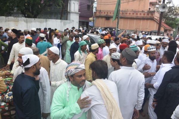 बकरीद पर ईदगाह में नमाज के बाद गले मिलकर एक दूसरे को मुबारकबाद देते हुए जमाती