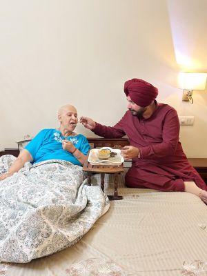 भूतपूर्व क्रिकेट खिलाड़ी राजनेता और कॉमेडियन नवजोत सिंह सिद्धू ने कैंसर से गुजरती हुई अपनी पत्नी नवजोत कौर सिद्धू के साथ तस्वीरें पोस्ट की हैं।