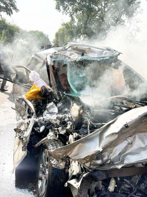 बेकाबू ट्रक ने कार को मारी ठोकर, दूल्हा-दुल्हन समेत 5 मौतें