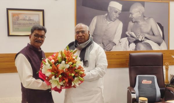 छत्तीसगढ़ विधानसभा के नेता प्रतिपक्ष डॉ चरण दास महंत ने आज दिल्ली में कांग्रेस अध्यक्ष मल्लिकार्जुन खड़गे से मुलाकात की