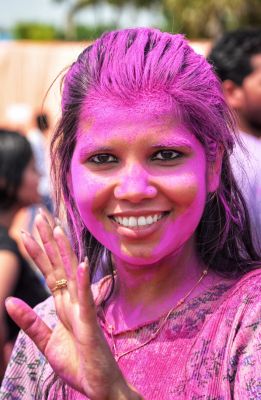 राजधानी के युवाओं में होली का रंग चढ़ चुका है। रंग गुलाल के साथ टमाटर को रस से भी खेला जा रहा है। इंदुलाल पटेल के कैमरे की नजर से ---